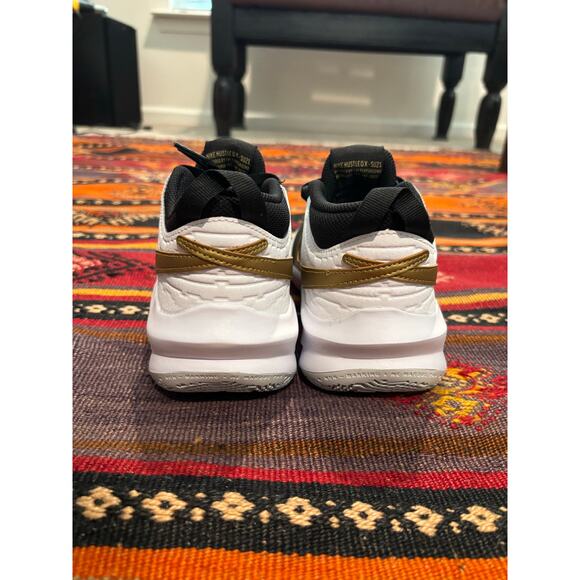 Nike Team Hustle D10 - Black/Metallic Gold/ White - Picture 3 of 7